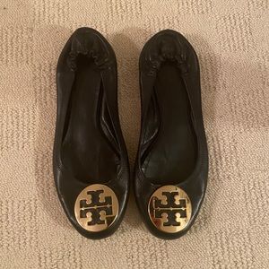 Tory Burch Reva Flat Black w Gold Logo Sz 10